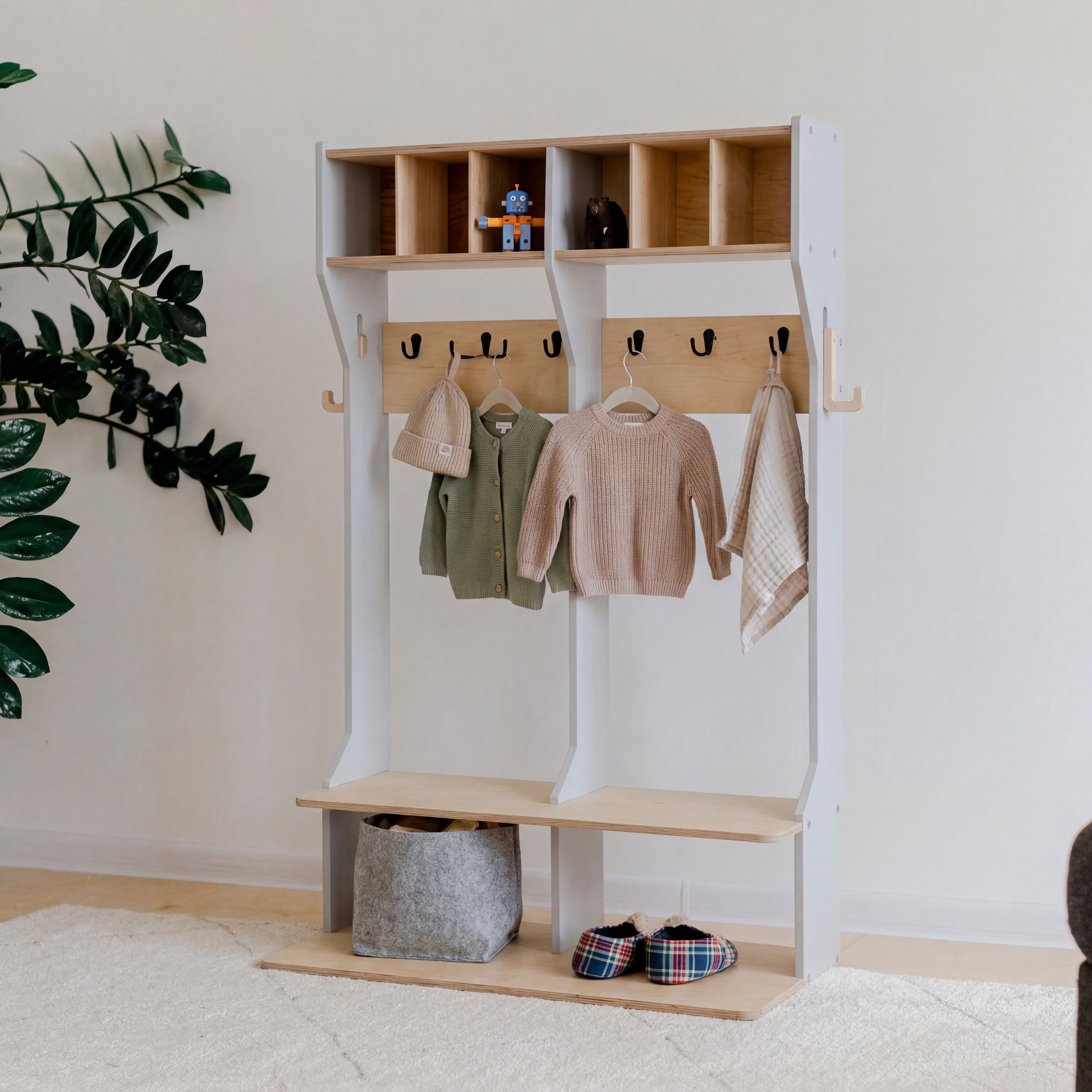 Montessori drabužinė su atskirais skyriais