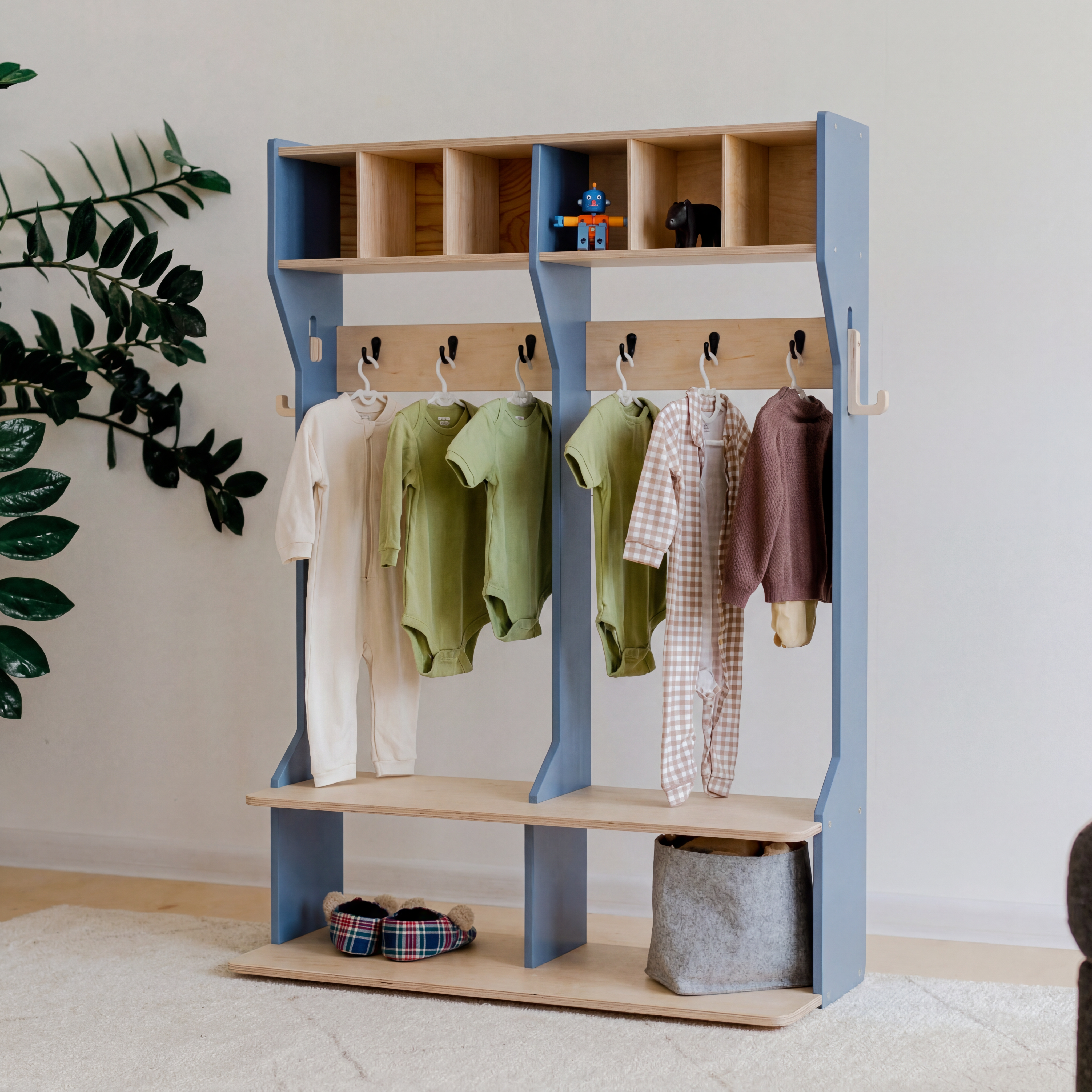 Montessori drabužinė su atskirais skyriais