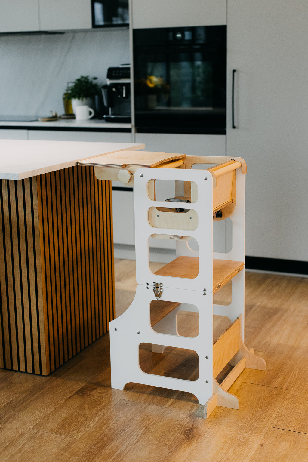 3 in 1 Montessori bokštelis – staliukas su maitinimo kėdute