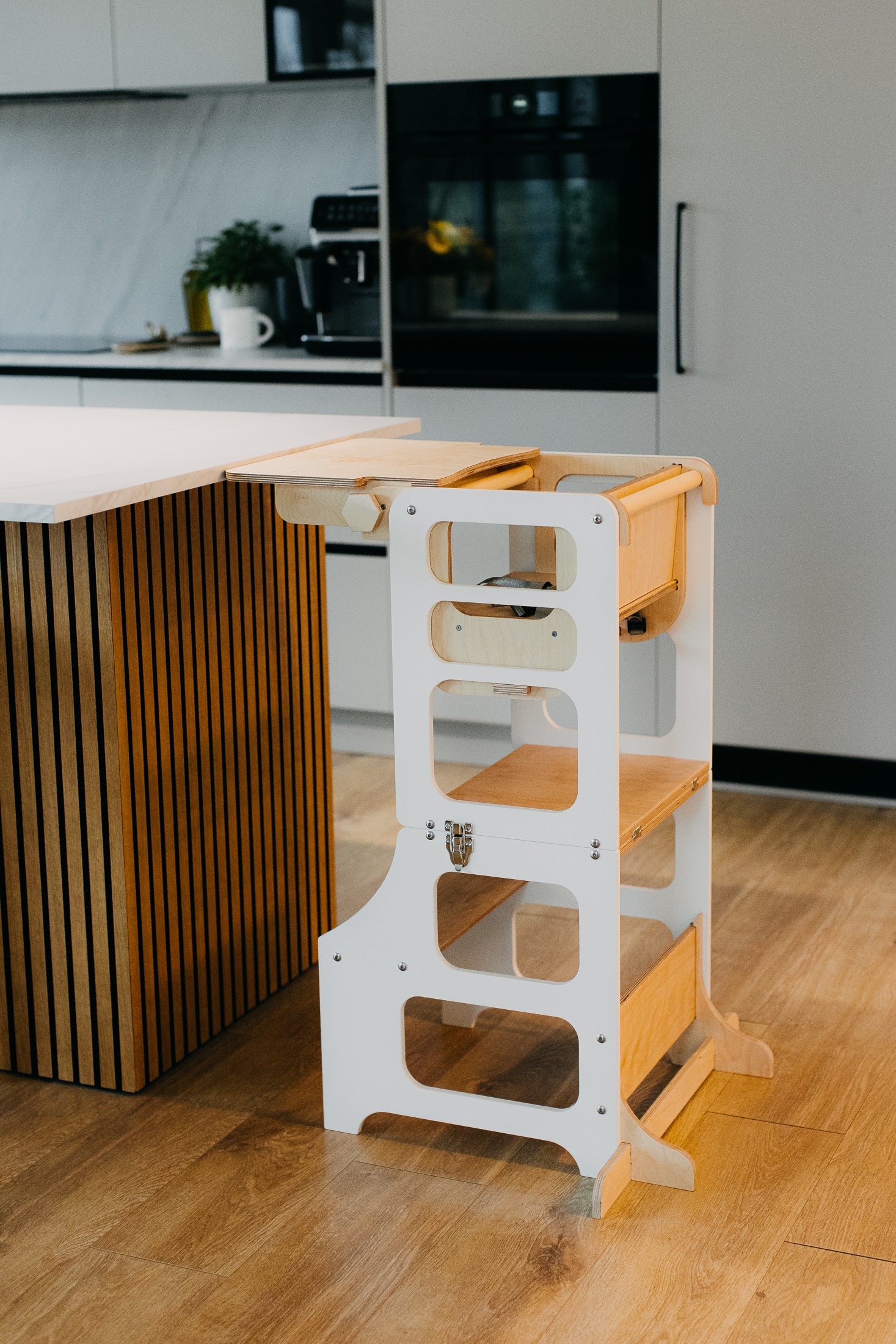 3 in 1 Montessori bokštelis – staliukas su maitinimo kėdute