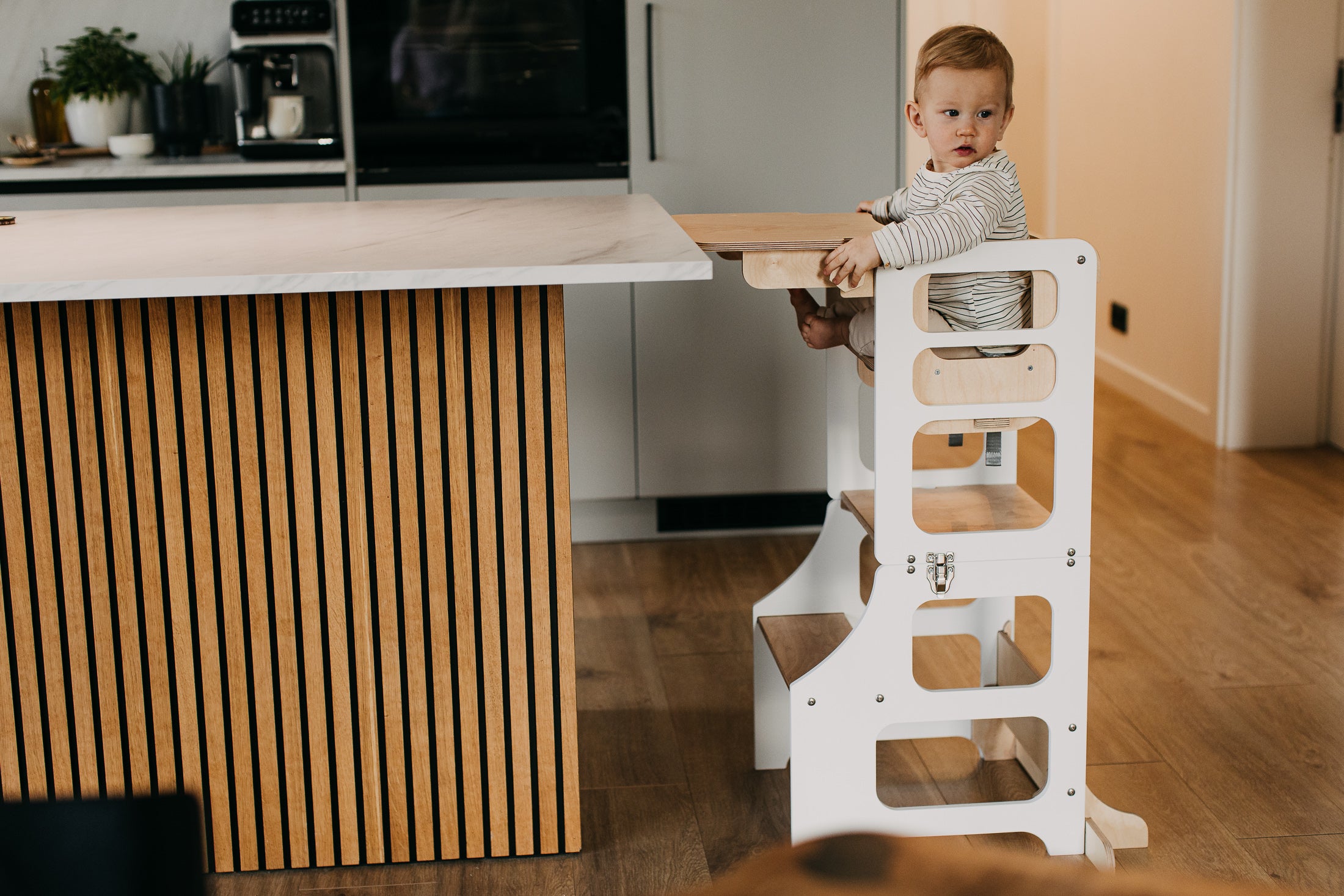 3 in 1 Montessori bokštelis – staliukas su maitinimo kėdute