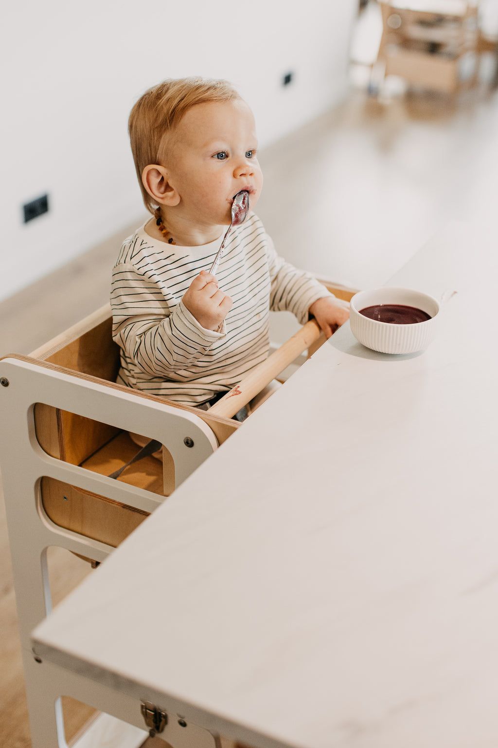 3 in 1 Montessori bokštelis – staliukas su maitinimo kėdute