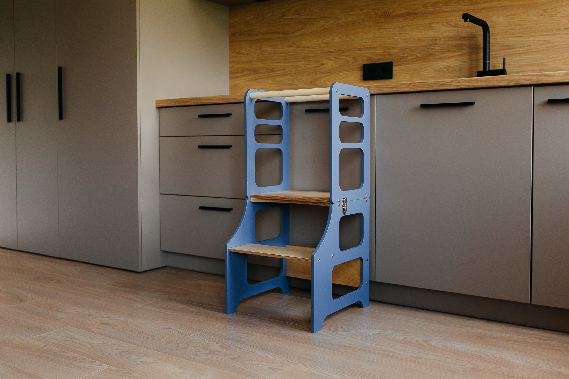 2 in 1 Montessori bokštelis – staliukas