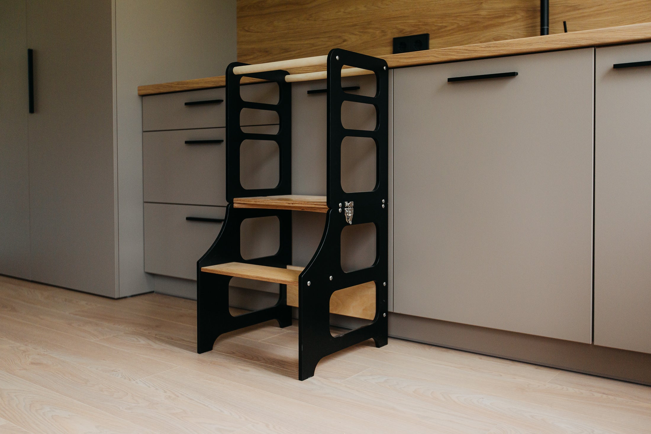 2 in 1 Montessori bokštelis – staliukas