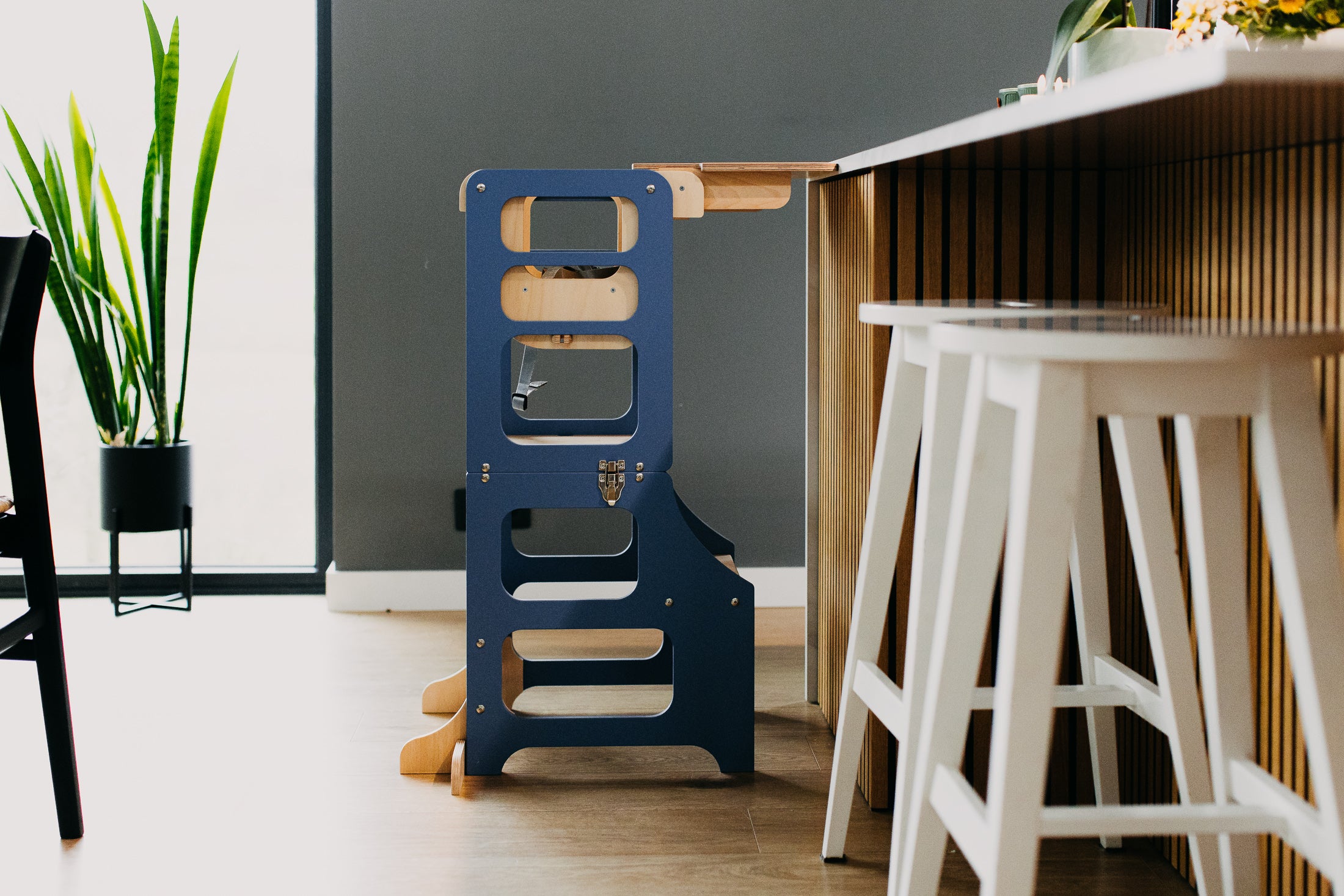 3 in 1 Montessori bokštelis – staliukas su maitinimo kėdute