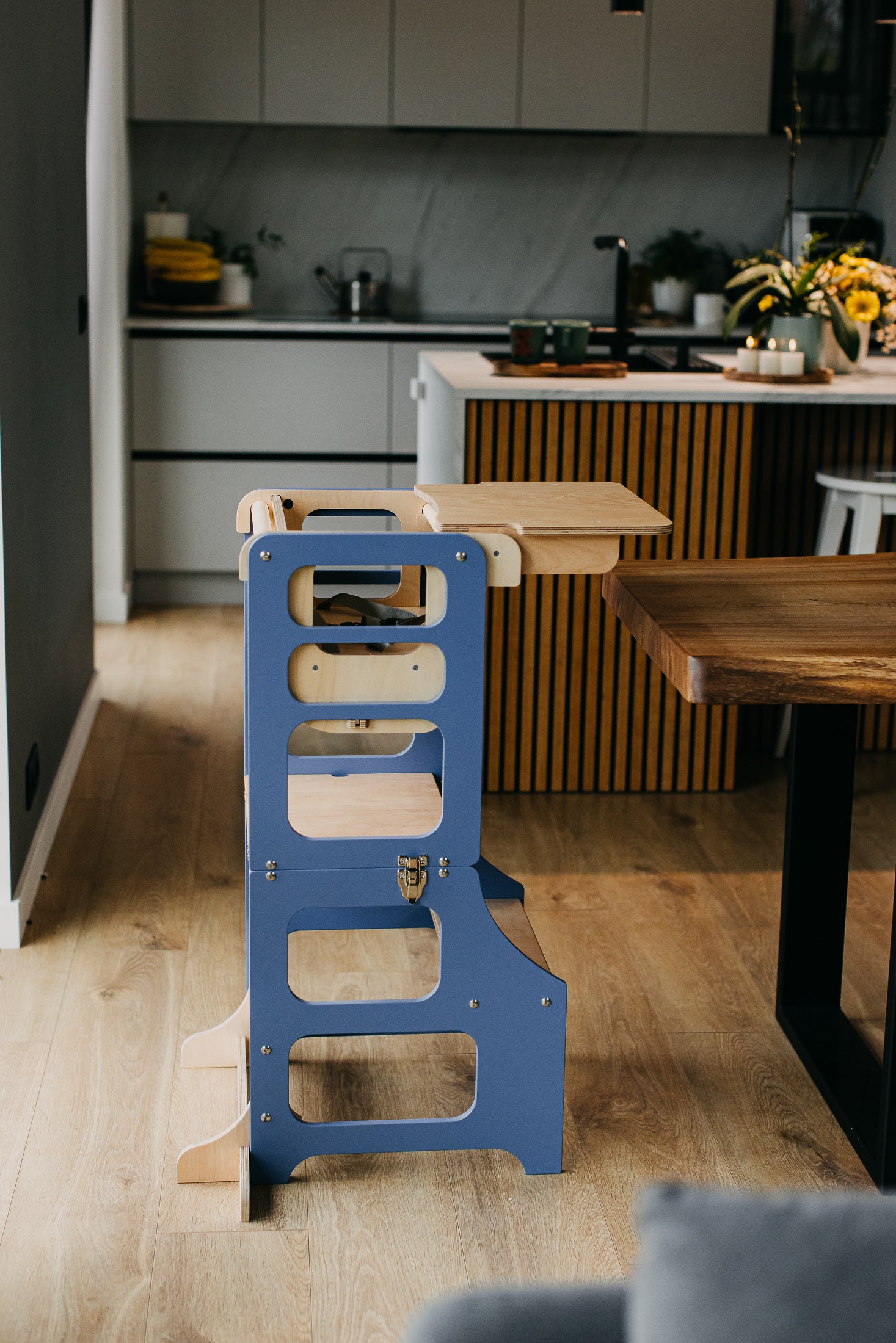 3 in 1 Montessori bokštelis – staliukas su maitinimo kėdute