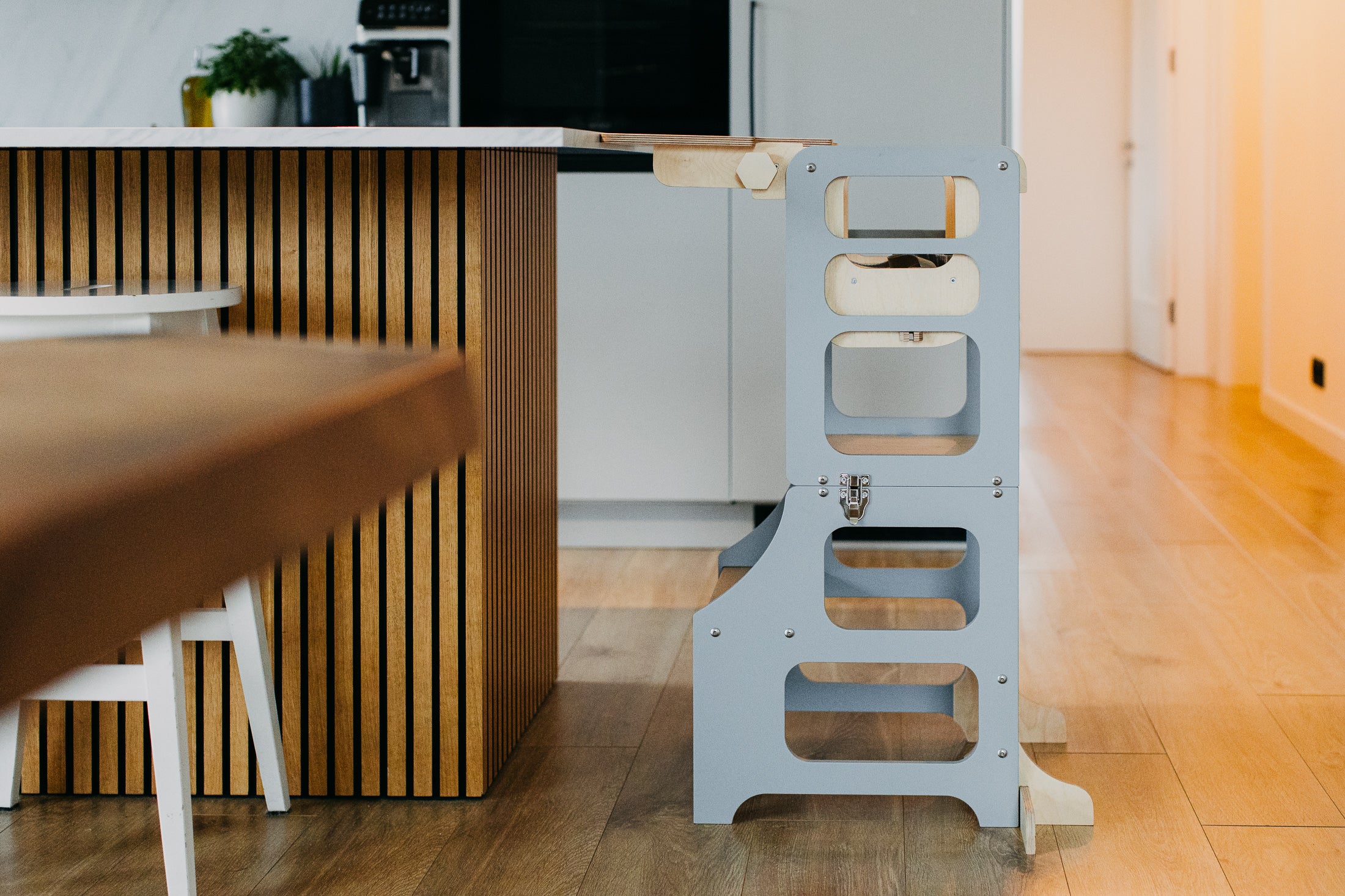3 in 1 Montessori bokštelis – staliukas su maitinimo kėdute
