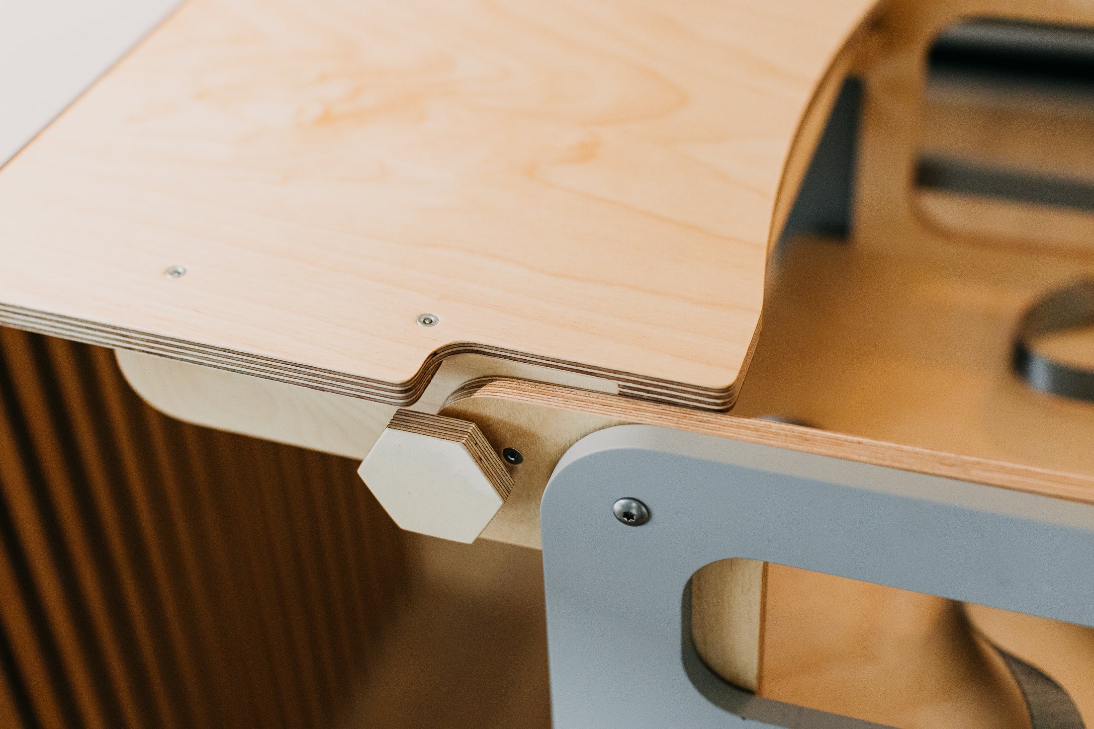3 in 1 Montessori bokštelis – staliukas su maitinimo kėdute