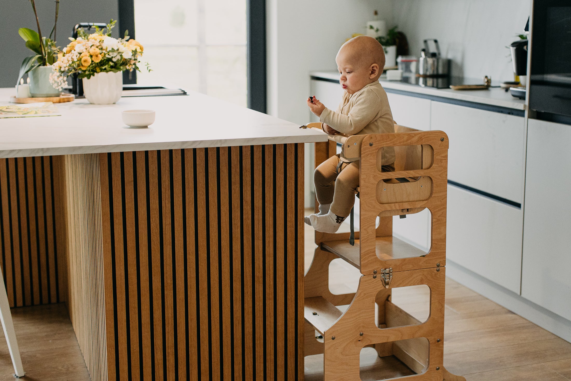3 in 1 Montessori bokštelis – staliukas su maitinimo kėdute
