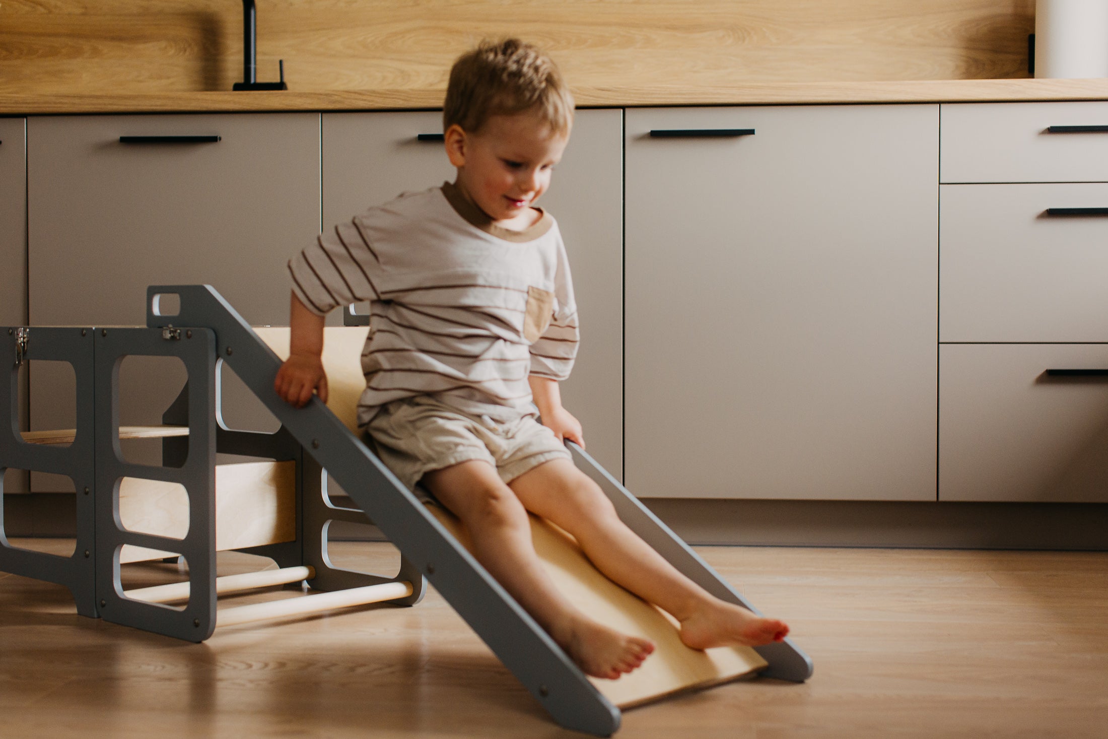 2 in 1 Montessori bokštelis – staliukas su čiuožykla