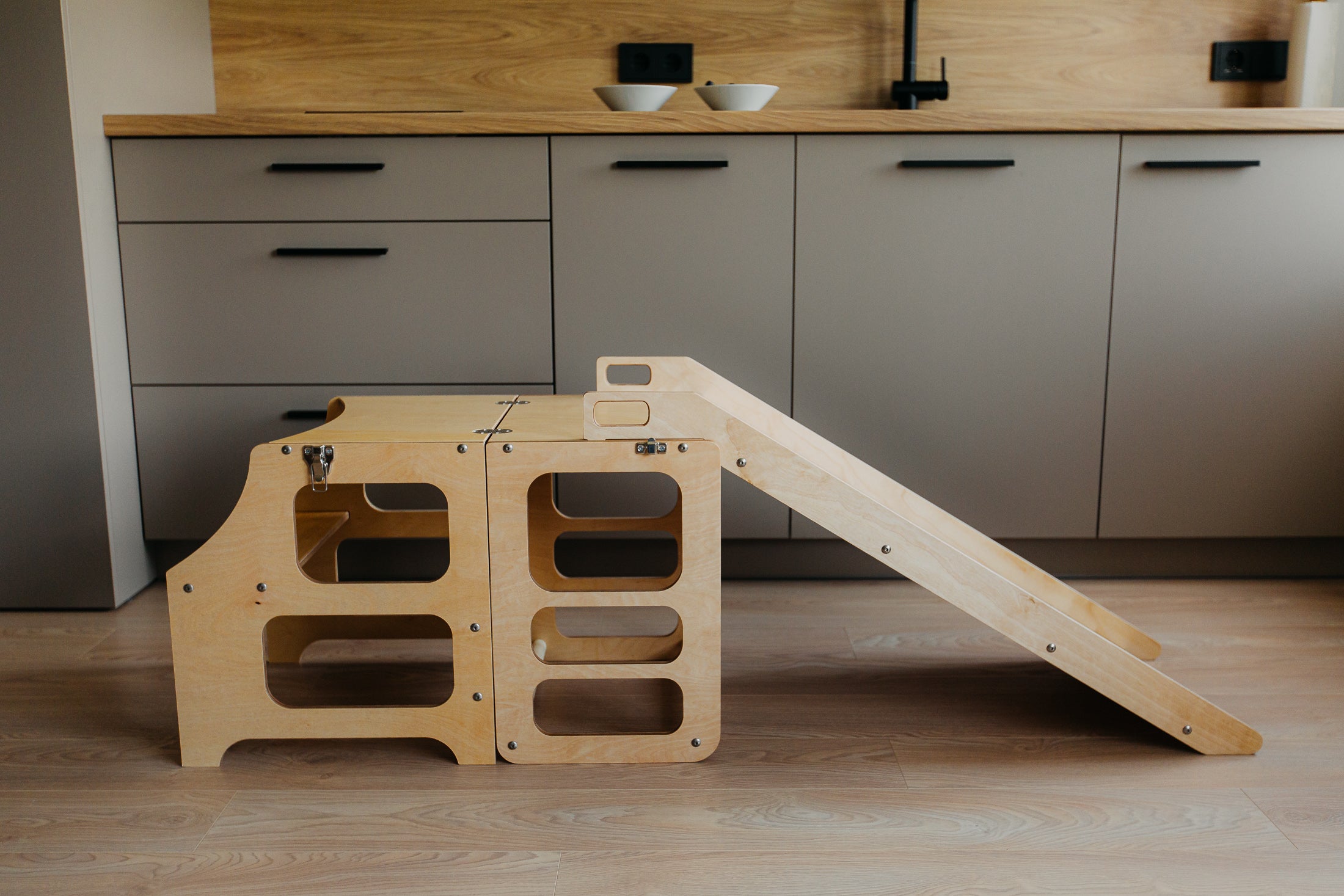 2 in 1 Montessori bokštelis – staliukas su čiuožykla