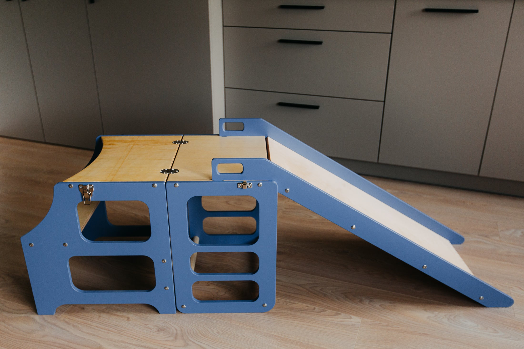 2 in 1 Montessori bokštelis – staliukas su čiuožykla