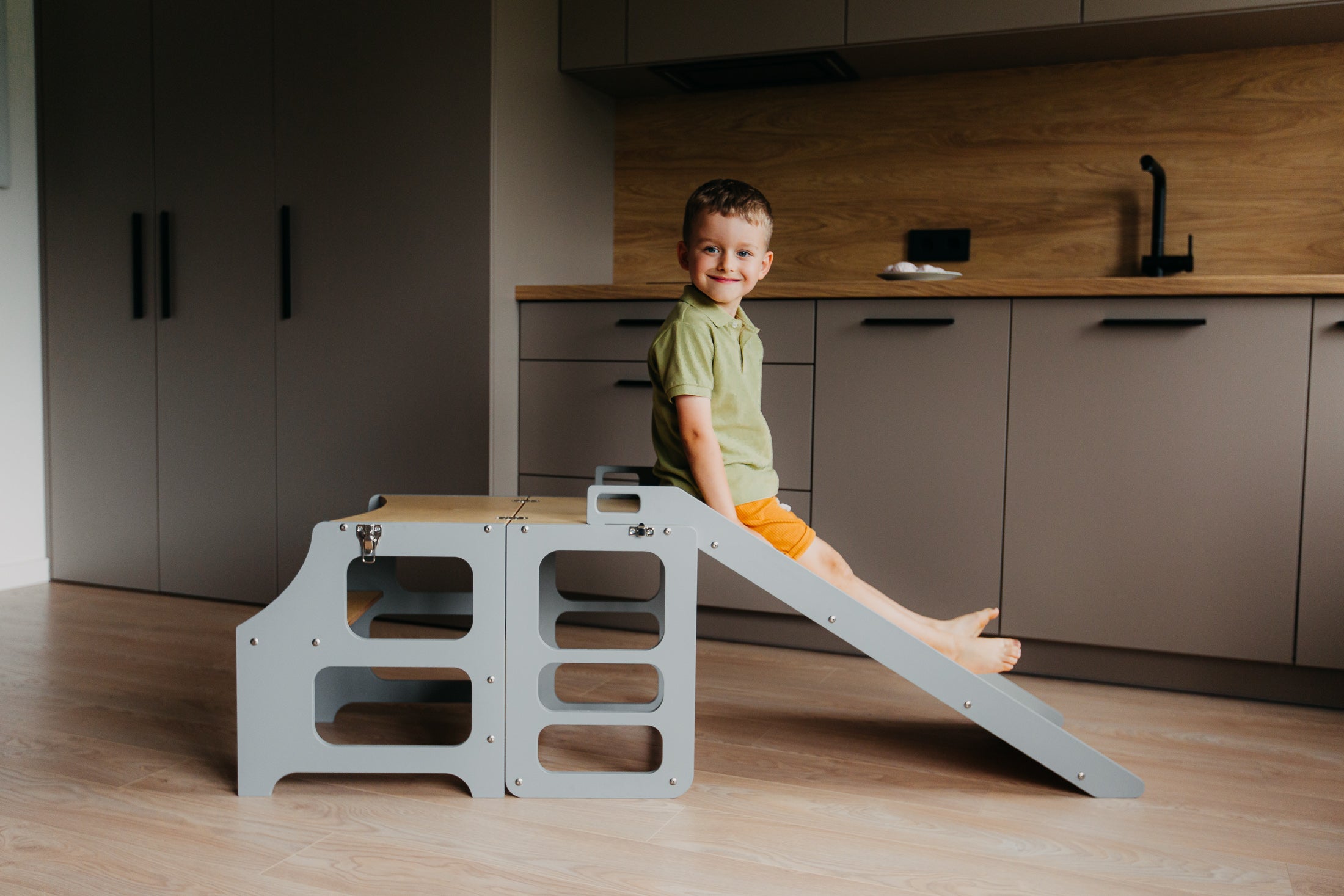 2 in 1 Montessori bokštelis – staliukas su čiuožykla